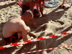 На воронежском пляже в Боровом из песка слепили в стельку пьяную девушку