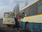 Избиение маршрутчика курткой попало на видео в Воронеже