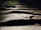 Машина забуксовала в яме по колено: воронежец снял на видео состояние двора на улице в Воронеже 
