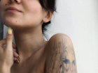 Брюнетка с загадочной татуировкой очаровала воронежцев своими голыми плечами