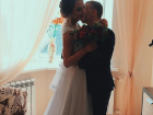 Яркий танец высокой невесты со своим супругом в Воронеже произвел восторг среди пользователей Сети