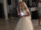 Невероятно трогательная песня невесты на свадьбе в Воронеже умилила горожан
