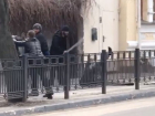 На видео попало жесткое избиение инвалидным костылем в центре Воронежа