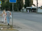 Ремонт по-воронежски: падающий бетонный забор подперли палками в столице Черноземья