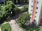 «Все окна в пыли, стоит грохот»: карательный ремонт кровли показали на видео в Воронеже