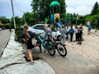 «Беги!»: двухлетний малыш за рулем чуть не задавил детей на площадке в воронежском ЖК