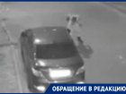 Расправа прохожего над колесом автомобиля попала на видео в Воронеже