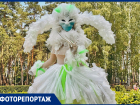 Яркое шествие уличных театров заполонило воронежский парк 