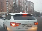Автомобиль чуть не устроил ДТП и попал на видео на памятнике Славы Воронежа