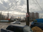 Знак-издевку на ультраразбитой дороге заметили в микрорайоне ВАИ в Воронеже