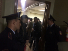 Семеро полицейских блокировали Носкова у дверей председателя Коминтерновского ТИКа