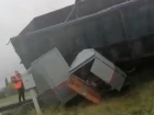 Последствия сноса грузовика локомотивом сняли видео в Воронежской области