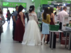 Невеста с подружками в ожидании спиртного в торговом центре Воронежа попала на фото