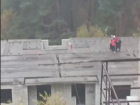 Пугающие игры детей на крыше попали на видео в Воронеже