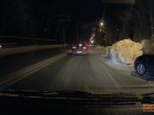 В Воронеже убранный снег заблокировал дорожное движение на Ломоносова