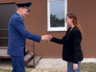Ключи от нового дома получила из рук прокурора воронежская девушка