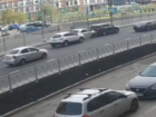 Момент массового ДТП на новой улице, которую превратили в гоночный трек, показали в Воронеже