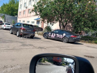 Любовь зла: своеобразная "открытка" во дворе дома попала на фото в Воронеже