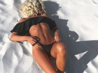 Сексуальная блондинка порадовала воронежцев своим эротическим фото в бикини на белоснежном песке