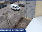 Балкон тяжелобольной пенсионерки разбило деревом в Воронеже 