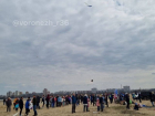 Фестиваль воздушных змеев устроили воронежцы на берегу у Вогрэсовского моста