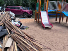 В площадку для строительного мусора превратился воронежский двор, где мешки сбрасывали с крыши