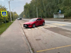 Сверхнаглую парковку красной иномарки заметили на переходе в Воронеже