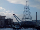 В Воронеже начали устанавливать главную елку на площади 