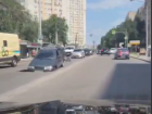  Дыра «слопала» автомобиль на ямочной улице в Воронеже 