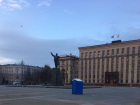 Одинокий биотуалет заметили на главной площади Воронежа