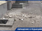 Рассыпающийся дом засыпал тротуар кирпичами в центре Воронежа