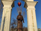 Скульптуру апостола Павла разместили около храма в Воронежской области