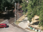 Фекальный потоп залил сквер и дорогу в Юго-Западном микрорайоне Воронежа