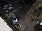 В Воронеже лихач на ВАЗе снес припаркованный во дворе Hyundai и умчался на трассу