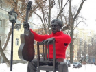 Воронежцы надели на памятник Высоцкому свитер 94 размера