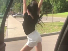 Потрясающая брюнетка устроила зажигательный танец у машины в Воронеже 