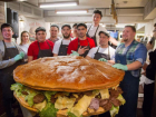 В Воронеже приготовили гигантский 157-килограммовый бургер и поставили всероссийский рекорд 