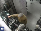 Мужчина, ворующий женские платья, попал на видео в Воронеже