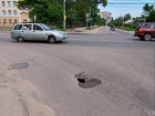 Дыра в асфальте образовалась на перекрёстке двух дорог в Воронеже