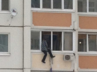  Воронежец пытается выпрыгнуть из окна 4 этажа 
