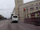 В центре Воронежа сняли нетерпеливый проезд маршрутчика на «красный»