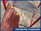 Кошмары детской площадки под Воронежем наглядно показали на фото 