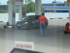 Просьба надеть маску привела водителя в бешенство на кассе заправки в Воронеже