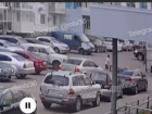 Ребенок на самокате едва не угодил под колеса в воронежском дворе
