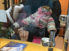 Мужчина с двумя обезьянами пришел за покупками в аптеку в Воронеже