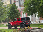 Воронежские королевишны припарковали джип в сквере у Дома офицеров