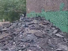 Пласты рубероида обрушились с крыши многоэтажки в Юго-западном районе Воронежа