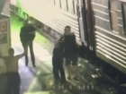 Опубликовано видео с пассажиром поезда и его заложницей на воронежской станции 