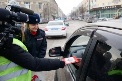Красотки в погонах устроили сюрприз воронежским водителям 