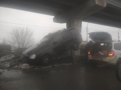 Залетевшая на ограждение Северного моста «Приора» спровоцировала пробку в Воронеже